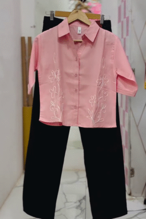 Blush Pink Short-Sleeved Collared Shirt 👚 with White Floral Embroidery 🌸 + Sleek Black Pants 👖 Ensemble