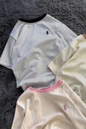 Classic Slim Fit Horizontal Micro-Stripe Cotton T-Shirts with Contrast Ribbed Neckline & Minimal Horse Embroidery Detail 👕🖤🤍✨